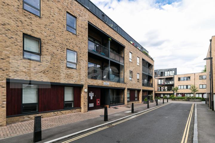 Modern 2 bedroom 2 bathroom property with large balcony  Mildmay Avenue , Newington Green 
